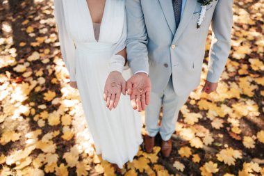 Ellerinde iki basit halka bulunur. Boyutları küçük, anlamları sonsuz. Nazikçe tutulan, aşınmaya, yaşamaya ve sevilmeye hazır bir söz.