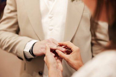 Kilisenin kutsal sessizliğinde sevgi ve bağlılığın simgelerini değiş tokuş ederler. Tanrı 'nın huzurunda verdikleri bir söz, yeminlerini bu kutsal yerde sonsuza dek mühürleyecekler.