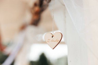 Dikkatlice seçilmiş detaylar, hatırlanacak bir günün havasını belirler. Her element, sevgi atmosferine, zarafete ve sonsuza dek el üstünde tutulacak anlara eklenir.