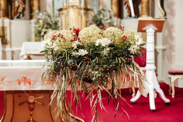 Zarif bir şekilde kurdele ve çiçeklerle süslenmiş kilise zarafet fısıldıyor. Her detay kutsal mekana romantizm katıyor. Yakında yeminler bozulacak..