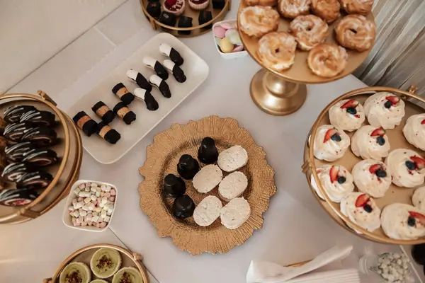 Sevgiyle hazırlanmış, küçük, tatlı zevkler. Isırık büyüklüğünde her ziyafet güne bir neşe katar. Tatlandırıcı ve alımlı konukları cezbeder..