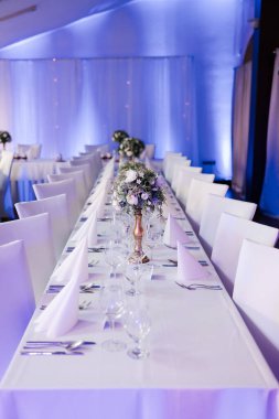 Oda, incelikle yerleştirilmiş her detayın bir görüntüsü. Sevgi, güzellik ve ömür boyu sürecek bir kutlama vaadiyle dolu bir alan yaratıyor..