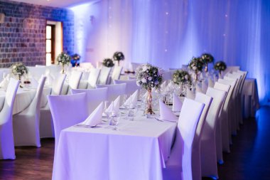 Oda, incelikle yerleştirilmiş her detayın bir görüntüsü. Sevgi, güzellik ve ömür boyu sürecek bir kutlama vaadiyle dolu bir alan yaratıyor..