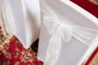 Zarif bir şekilde kurdele ve çiçeklerle süslenmiş kilise zarafet fısıldıyor. Her detay kutsal mekana romantizm katıyor. Yakında yeminler bozulacak..