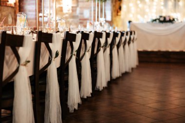 Oda, incelikle yerleştirilmiş her detayın bir görüntüsü. Sevgi, güzellik ve ömür boyu sürecek bir kutlama vaadiyle dolu bir alan yaratıyor..