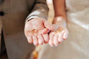 Beyaz elbisesi ve smokiniyle, birbirine kenetlenmiş iki kalbi bir araya getirirler, elleri birbirine dolanmış, sonsuza dek bağlarını simgeleyen yüzükleri tutarlar. Bir an için aşk bir söz ile mühürlendi