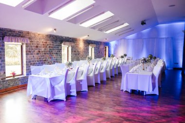 Oda, incelikle yerleştirilmiş her detayın bir görüntüsü. Sevgi, güzellik ve ömür boyu sürecek bir kutlama vaadiyle dolu bir alan yaratıyor..