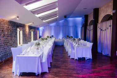 Oda, incelikle yerleştirilmiş her detayın bir görüntüsü. Sevgi, güzellik ve ömür boyu sürecek bir kutlama vaadiyle dolu bir alan yaratıyor..