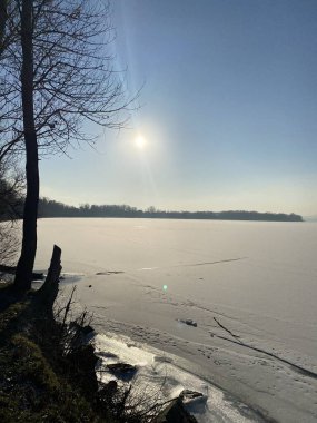 Nehir ve gölü olan güzel bir manzara.