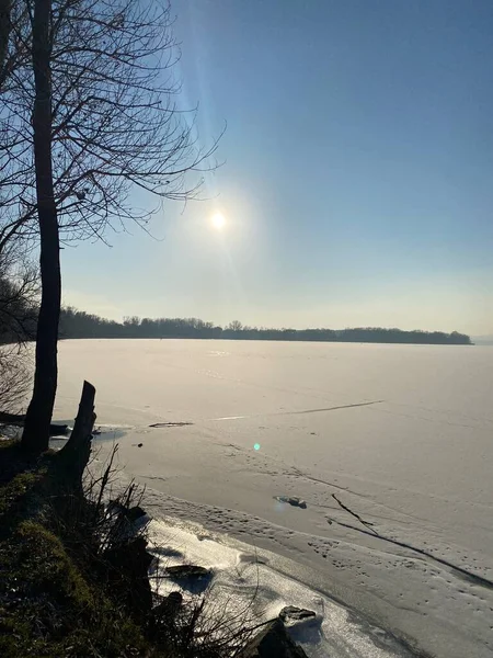 Nehir ve gölü olan güzel bir manzara.