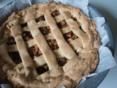 tatlı ev yapımı geleneksel elmalı linzer turtası