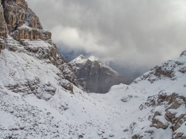 Dolomiti di brenta 'da kış mevsiminin başında yürüyüş