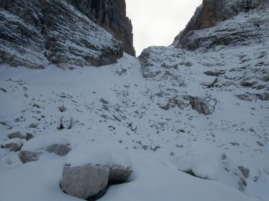 Dolomiti di brenta 'da kış mevsiminin başında yürüyüş