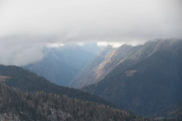 Πεζοπορία Στο Dolomiti Brenta Στην Αρχή Της Χειμερινής Περιόδου — Φωτογραφία Αρχείου