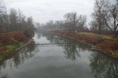 Sonbahar mevsiminde sakin suyu olan Czech nehri