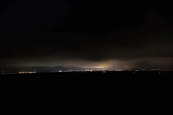 Paisagem Rural Escura Com Uma Cidade Distância Noite — Fotografia de Stock