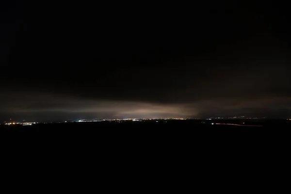 Σκούρο Τοπίο Της Υπαίθρου Μια Πόλη Απόσταση Μέσα Στη Νύχτα — Φωτογραφία Αρχείου