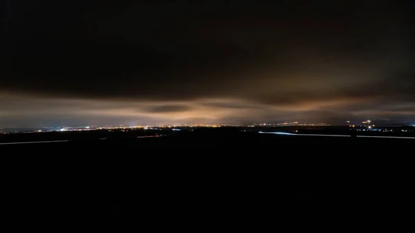 Paesaggio Campagna Scuro Con Una Città Lontananza Nella Notte — Foto Stock