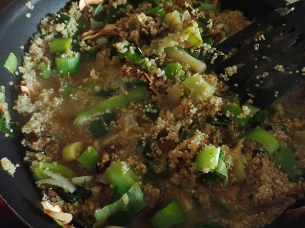 Portie Quinoa Vegetarische Risoto Met Prei — Stockfoto