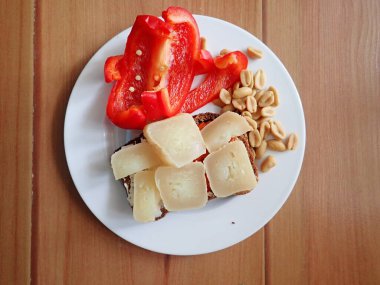 Bir tabak peynirli ekmek.