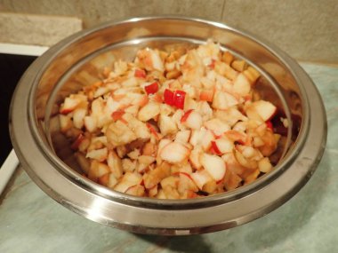 Mutfakta ev yapımı elmalı turta.