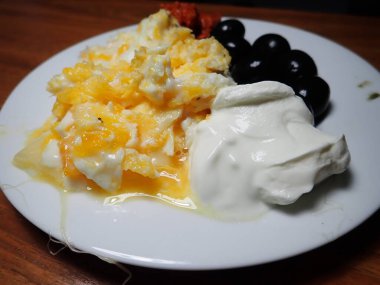 Kahvaltıda servis edilen çırpılmış yumurta.