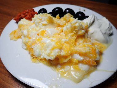 Kahvaltıda servis edilen çırpılmış yumurta.