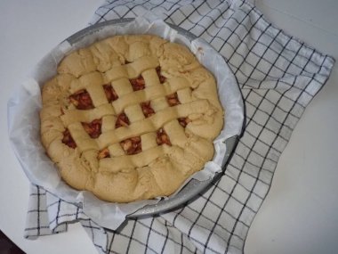 Mutfakta ev yapımı elmalı turta.