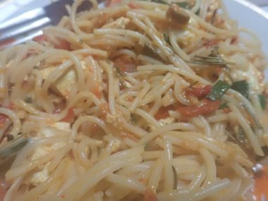 Domates ve kremalı spagetti.