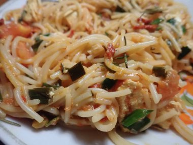 Domates ve kremalı spagetti.