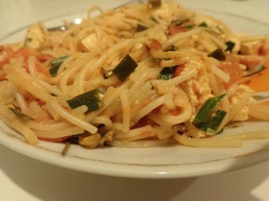 Domates ve kremalı spagetti.