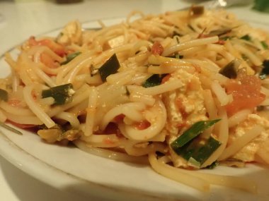 Domates ve kremalı spagetti.