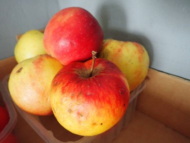 Bir markette küçük elma stoğu