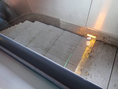 Metro basamaklarında yürüyen merdiven detayı