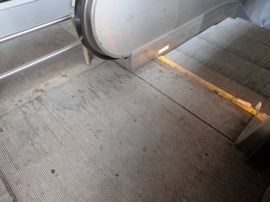 Metro basamaklarında yürüyen merdiven detayı