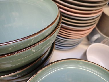 Mutfaktaki renkli tabak yığınının ayrıntıları