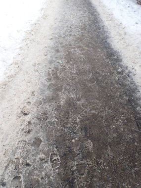 Kışın şehir parkına beyaz kar yağar