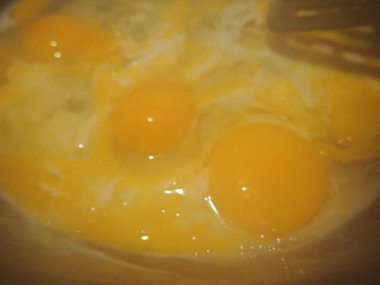 Mutfaktaki tavada çırpılmış yumurta hazırlıyorum.