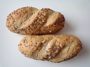 Masadaki tipik fesh dalamanek ekmeği