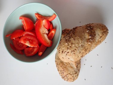 Basit bir atıştırmalık için bir kasede ekmek ve sebze