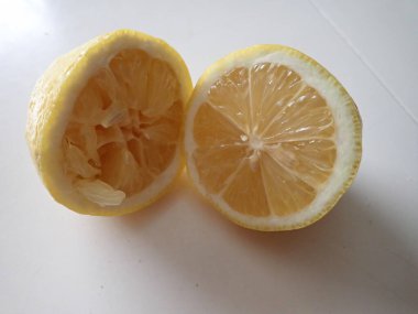 Masada ikiye bölünmüş bir limon.