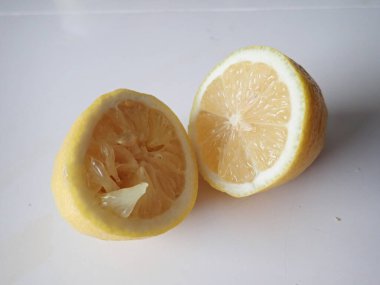Masada ikiye bölünmüş bir limon.