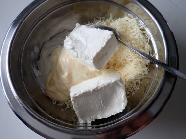 Ev yapımı geleneksel sarımsaklı peynir.