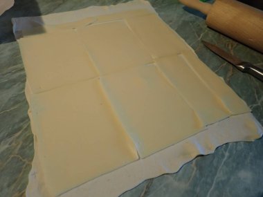 Kitche 'deki puf böreğinden ev yapımı pizza yapmak.