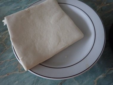 Kitche 'deki puf böreğinden ev yapımı pizza yapmak.