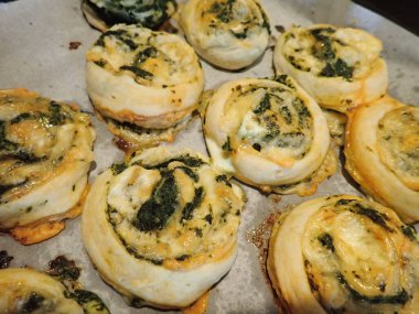 Kitche 'deki puf böreğinden ev yapımı pizza yapmak.