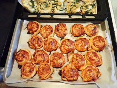 Kitche 'deki puf böreğinden ev yapımı pizza yapmak.