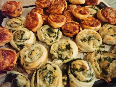 Kitche 'deki puf böreğinden ev yapımı pizza yapmak.