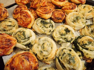 Kitche 'deki puf böreğinden ev yapımı pizza yapmak.