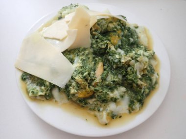 Ispanaklı ev yapımı sağlıklı kahvaltı yumurtaları.